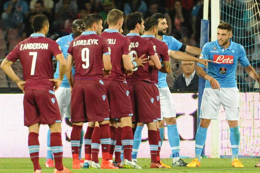 Trenino della Lazio su un calcio d&#39;angolo con cinque giocatori uno dietro l&#39;altro. Ansa